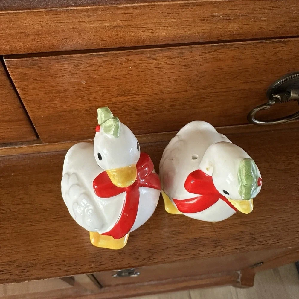 VTG Pair Of‎ Goose Salt & Pepper Shakers Red Bows Holly Christmas Cottagecore